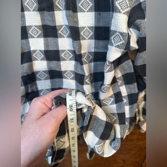 Black and White Plaid Button-Up Shirt - Picture 7 of 7